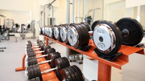 A row of dumbbells on a rack in a gym. - Arena Hotel Kur (Mingacevir)