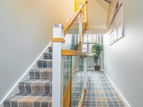 Boutique 1-Bed Apartment with Skylights – Kelham