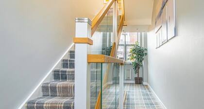 Boutique 1-Bed Apartment with Skylights – Kelham