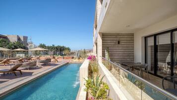 Departamento, varias habitaciones | Alberca | Alberca al aire libre