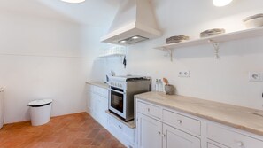 Køleskab, mikrobølgeovn, ovn, kogeplade