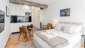 Tabla de planchar con plancha, wifi gratis y ropa de cama 