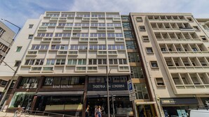Ein modernes Gebäude mit mehreren Stockwerken, mit Schaufenstern für 'kind kitchen' und 'Taberna Londrina'.