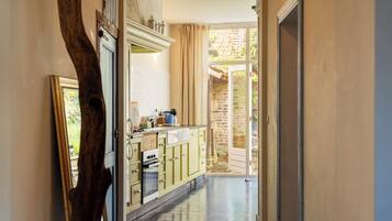 House, 4 Bedrooms | Private kitchen | Full-size fridge, oven, stovetop, dishwasher