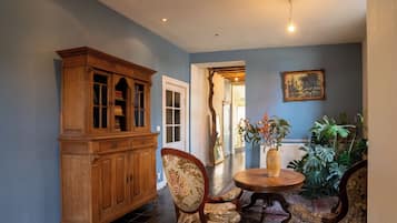 House, 4 Bedrooms | Living area