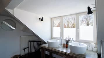 House, 4 Bedrooms | Bathroom | Combined shower/tub, free toiletries, soap, shampoo