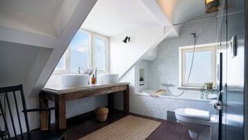 House, 4 Bedrooms | Bathroom | Combined shower/bathtub, free toiletries, soap, shampoo