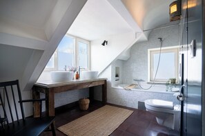 Huis, 4 slaapkamers | Badkamer | Een bad/douchecombinatie, gratis toiletartikelen, zeep, shampoo