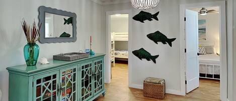 4 habitaciones, tabla de planchar con plancha y acceso a internet