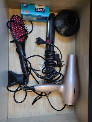 Sèche-cheveux, serviettes fournies, savon, papier toilette