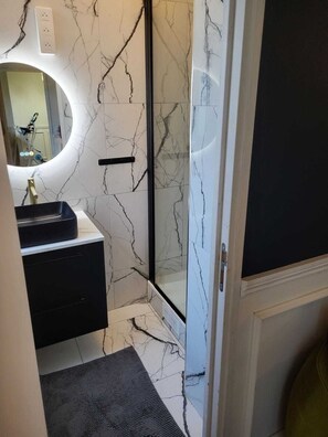 Hair dryer, towels, soap, toilet paper - Charming 2-room apartment, fully equipped and quiet. (Paris)