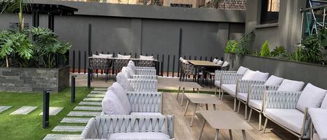 تناول الطعام بالخارج