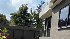 A pathway with artificial grass and a red running track, surrounded by modern buildings and greenery. - Chic studio with WiFi and AC in serene Nairobi (Nairobi)