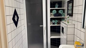 Douche, sĂšche-cheveux, serviettes fournies, savon