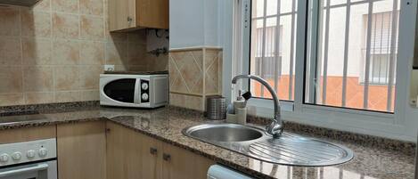 KĂŒhlschrank, Mikrowelle, Ofen, Toaster