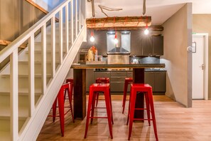 Casa, 2 habitaciones, se aceptan mascotas | Cocina privada | Refrigerador, microondas, horno y parrilla de estufa