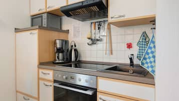 Kühlschrank, Mikrowelle, Ofen, Wasserkocher mit Kaffee-/Teezubehör