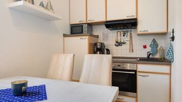 Kühlschrank, Mikrowelle, Ofen, Wasserkocher mit Kaffee-/Teezubehör