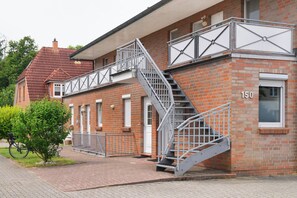 Exterior detail - Apartment 'Eggers' with Private Terrace, Shared Garden and Wi-Fi (Cuxhaven)