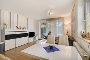 TV - Apartment 'Eggers' with Private Terrace, Shared Garden and Wi-Fi (Cuxhaven)