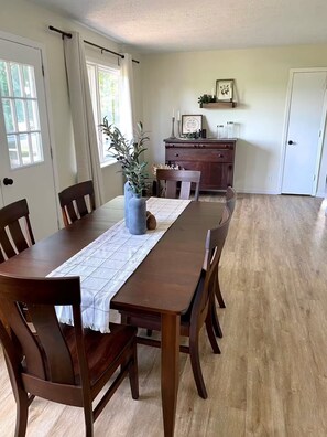 Dining - Charming & quiet 2-bedroom house in Walnut Creek (Sugarcreek)