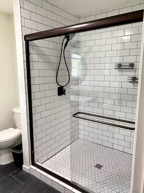 Douche, séchoir à cheveux, serviettes fournies, savon