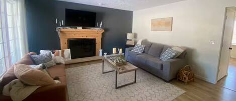 TV connectée, cheminée, livres