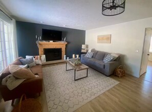 Smart-tv, een open haard en boeken