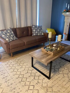 Smart TV, fireplace, books - Charming & quiet 2-bedroom house in Walnut Creek (Sugarcreek)