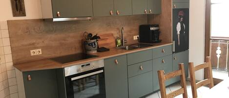 ثلاجة، فرن، موقد طهي مسطح، غسالة أطباق