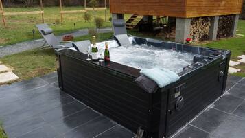 Tina de hidromasaje al aire libre