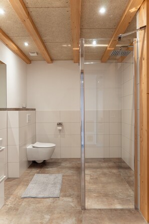 Een douche, een haardroger, handdoeken