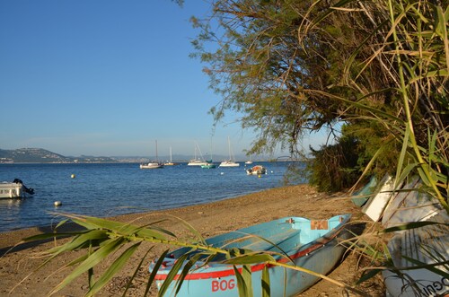 Located on the Giens peninsula, T3 single-storey apartment with garden