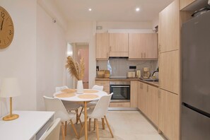 Oven, stovetop, electric kettle, toaster - Aliki Spacious, Fully Reno 2BA Apartment (Athina)