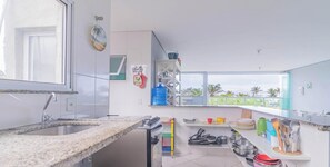 Fridge, oven, stovetop, coffee/tea maker