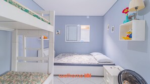 2 bedrooms, desk, WiFi