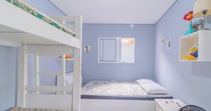 2 bedrooms, desk, WiFi