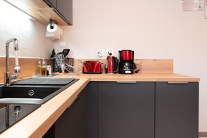 Kühlschrank, Mikrowelle, Ofen, Herdplatte