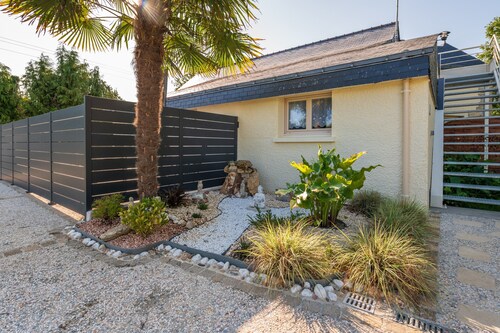 Morbihan 'Gîte Les Coralines' for 4, terrace, private parking, shared garden & Wi-Fi