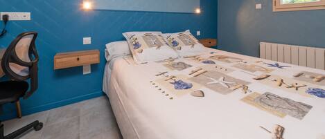 Tabla de planchar con plancha, wifi y ropa de cama