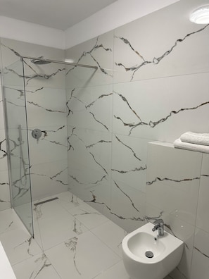 Douche, sèche-cheveux, bidet, serviettes fournies