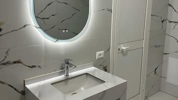 Shower, hair dryer, bidet, towels