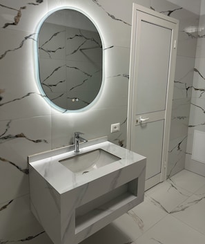 Douche, sèche-cheveux, bidet, serviettes fournies