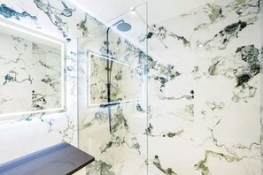 Douche, sĂšche-cheveux, serviettes fournies, papier toilette