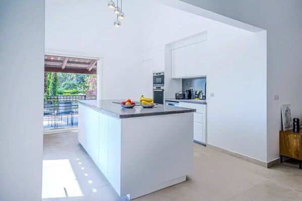 Mikrowelle, Ofen, Herdplatte, Geschirrspüler