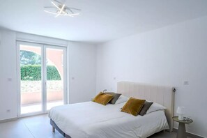 5 bedrooms, iron/ironing board, bed sheets - Renovated house on the heights of Antibes with sea view (Antibes)