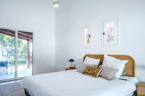 5 bedrooms, iron/ironing board, bed sheets