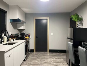 Fridge, microwave, oven, stovetop - Burnaby Family-Friendly 2-Bedroom Retreat (Burnaby)