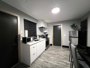 Refrigerador, microondas, horno y parrilla de estufa 