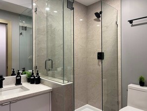 Shower, hair dryer, towels - Burnaby Family-Friendly 2-Bedroom Retreat (Burnaby)